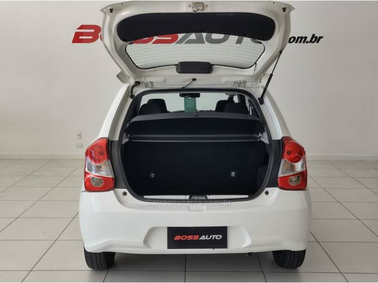 TOYOTA - ETIOS - 2017/2018 - Branca - R$ 59.800,00