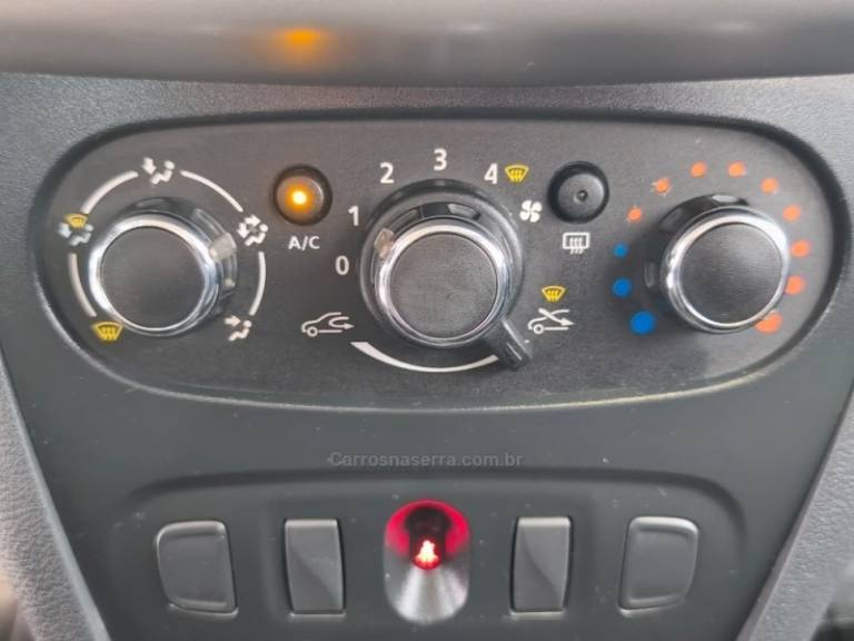 RENAULT - SANDERO - 2017/2018 - Branca - R$ 39.900,00