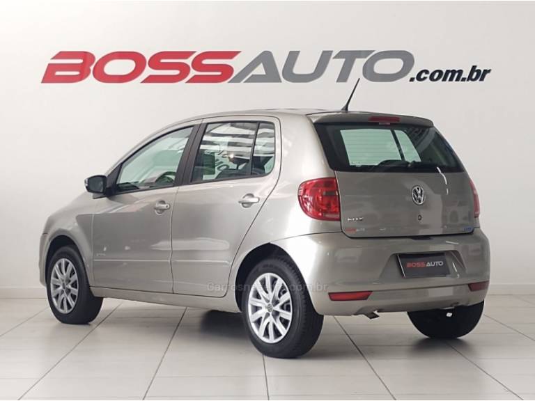 VOLKSWAGEN - FOX - 2013/2014 - Prata - R$ 37.900,00