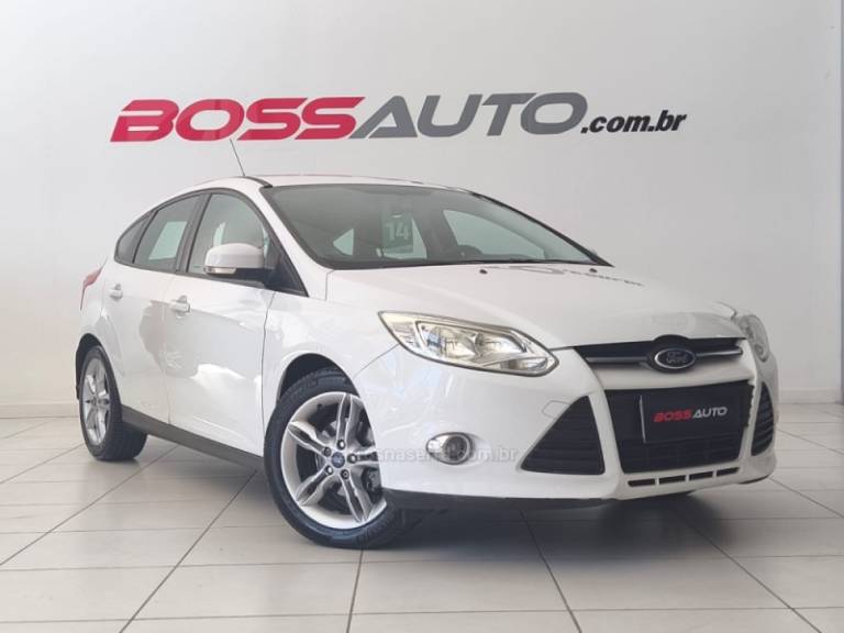 FORD - FOCUS - 2013/2014 - Branca - R$ 49.900,00