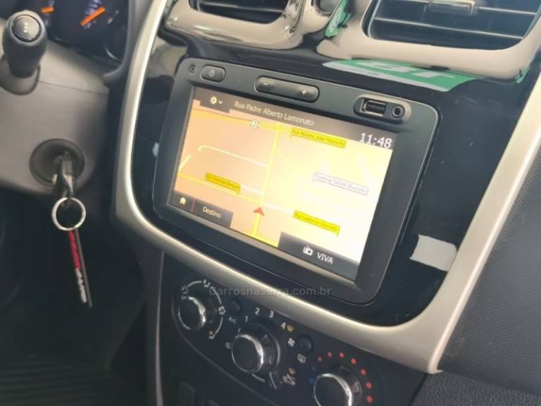 RENAULT - SANDERO - 2017/2018 - Branca - R$ 39.900,00