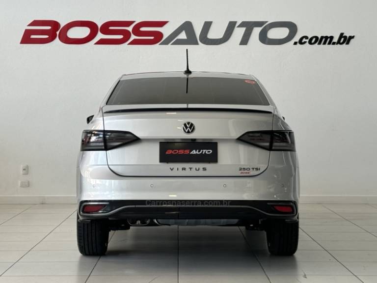 VOLKSWAGEN - VIRTUS - 2023/2024 - Prata - R$ 137.900,00