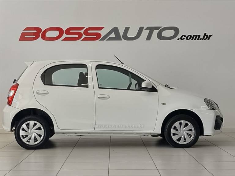 TOYOTA - ETIOS - 2017/2018 - Branca - R$ 59.800,00