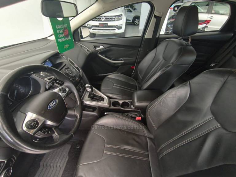 FORD - FOCUS - 2013/2014 - Branca - R$ 49.900,00