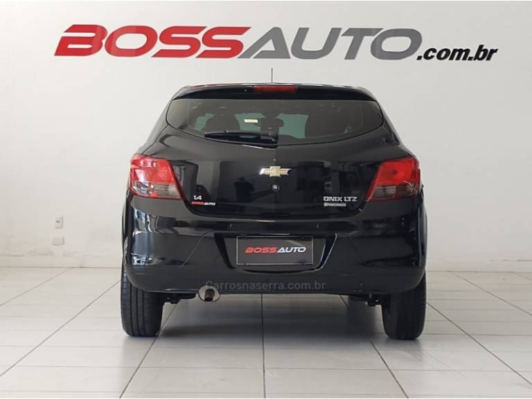 CHEVROLET - ONIX - 2016/2016 - Preta - R$ 56.900,00