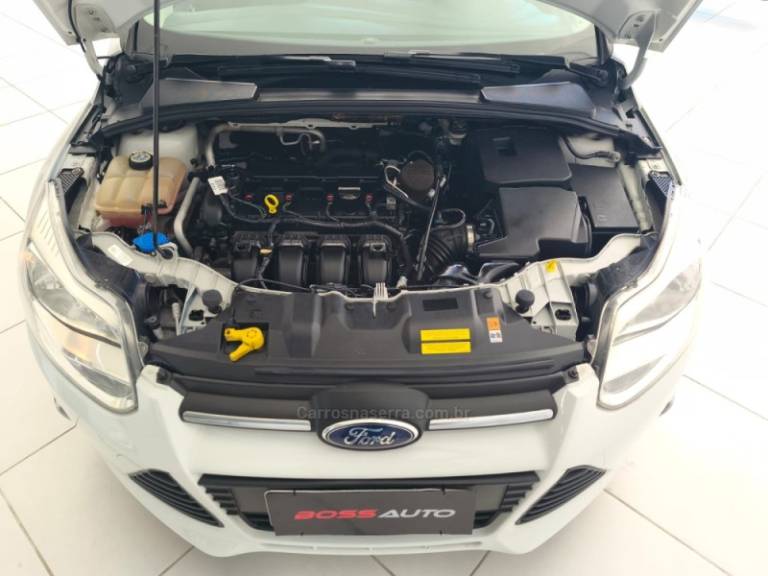FORD - FOCUS - 2013/2014 - Branca - R$ 49.900,00