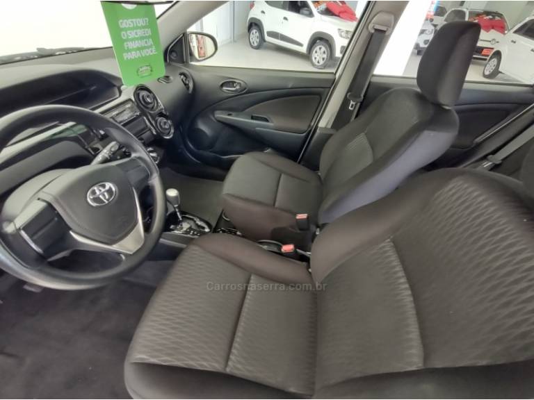 TOYOTA - ETIOS - 2017/2018 - Branca - R$ 59.800,00