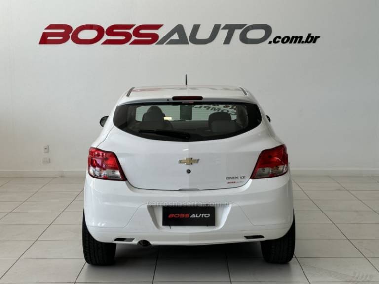 CHEVROLET - ONIX - 2014/2015 - Branca - R$ 45.900,00