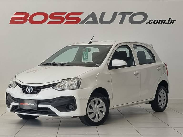 TOYOTA - ETIOS - 2017/2018 - Branca - R$ 59.800,00