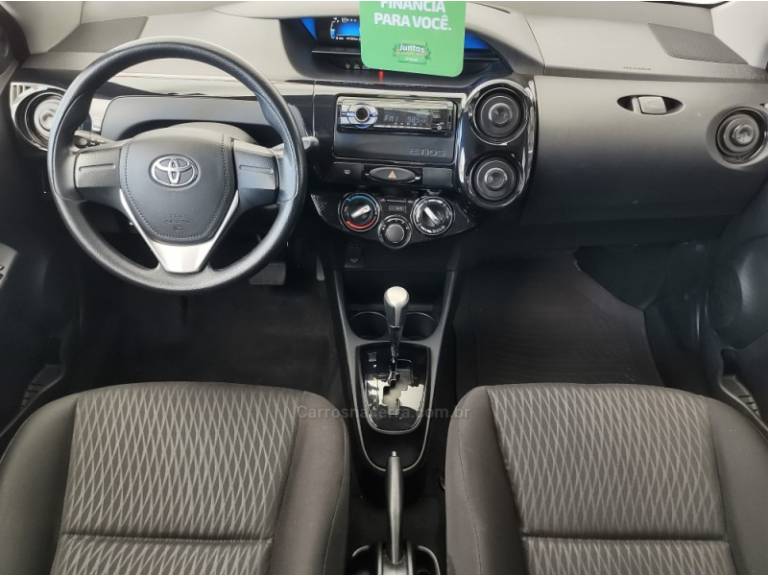 TOYOTA - ETIOS - 2017/2018 - Branca - R$ 59.800,00