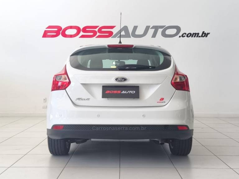 FORD - FOCUS - 2013/2014 - Branca - R$ 49.900,00