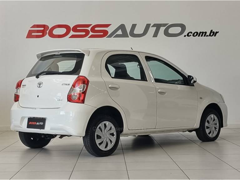 TOYOTA - ETIOS - 2017/2018 - Branca - R$ 59.800,00