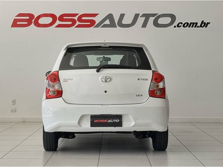 TOYOTA - ETIOS - 2017/2018 - Branca - R$ 59.800,00