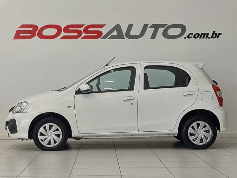 TOYOTA - ETIOS - 2017/2018 - Branca - R$ 59.800,00