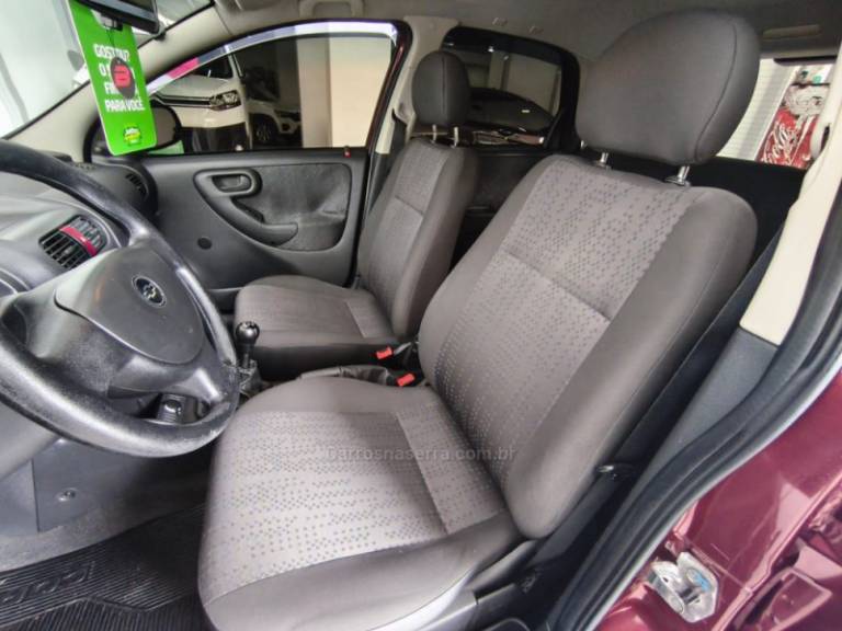 CHEVROLET - CORSA - 2010/2011 - Vinho - R$ 39.900,00