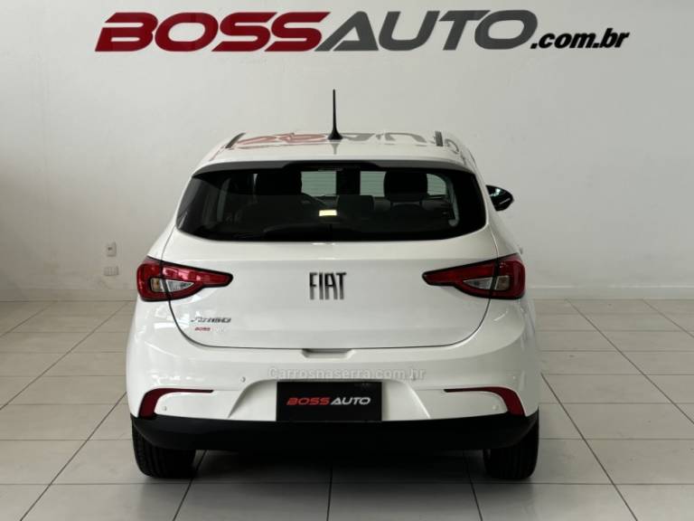 FIAT - ARGO - 2017/2018 - Branca - R$ 55.900,00