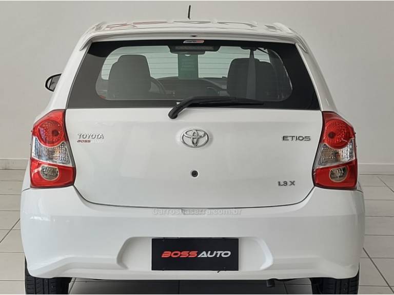 TOYOTA - ETIOS - 2017/2018 - Branca - R$ 59.800,00