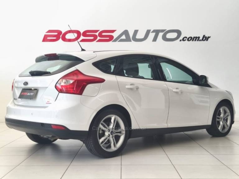 FORD - FOCUS - 2013/2014 - Branca - R$ 49.900,00