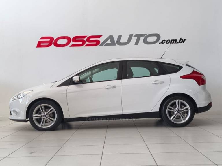 FORD - FOCUS - 2013/2014 - Branca - R$ 49.900,00