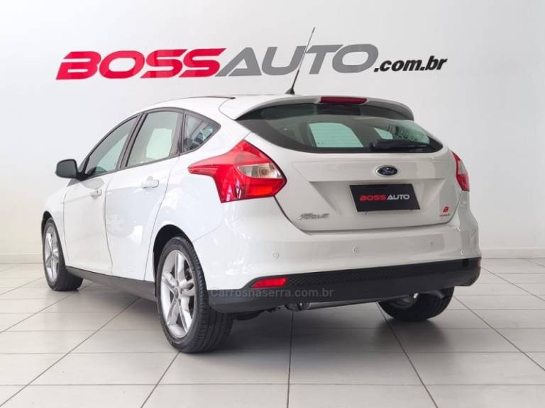 FORD - FOCUS - 2013/2014 - Branca - R$ 49.900,00
