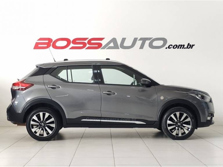 NISSAN - KICKS - 2016/2017 - Cinza - R$ 79.900,00