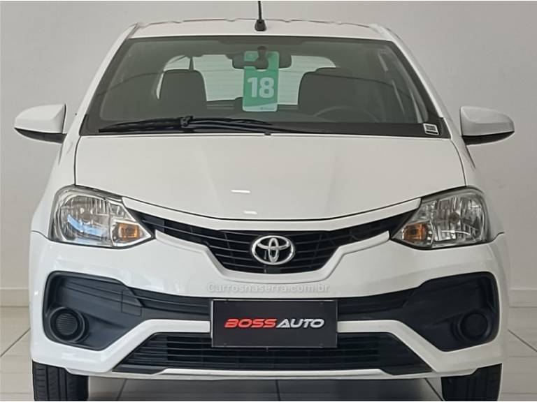 TOYOTA - ETIOS - 2017/2018 - Branca - R$ 59.800,00