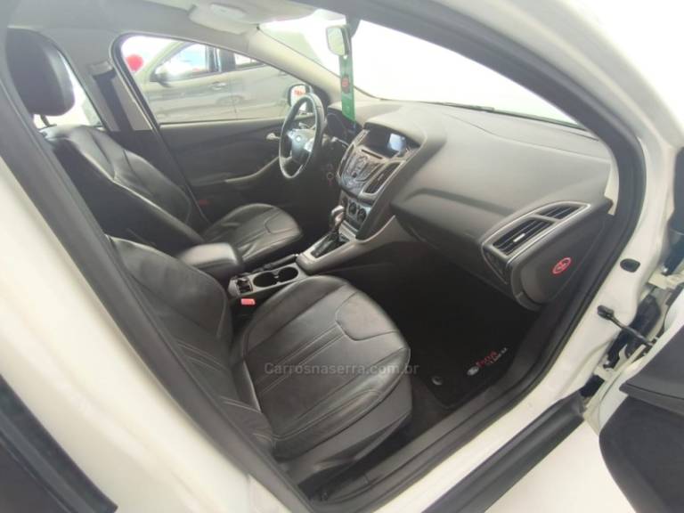 FORD - FOCUS - 2013/2014 - Branca - R$ 49.900,00