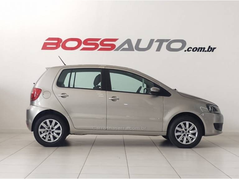 VOLKSWAGEN - FOX - 2013/2014 - Prata - R$ 37.900,00