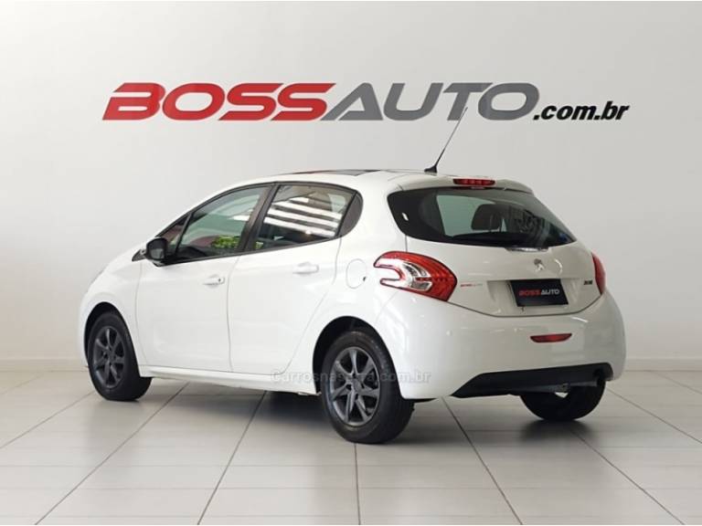 PEUGEOT - 208 - 2014/2015 - Branca - R$ 41.900,00