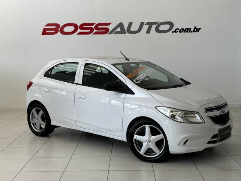 CHEVROLET - ONIX - 2014/2015 - Branca - R$ 45.900,00