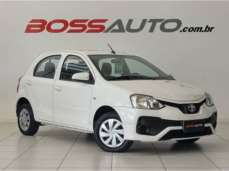 TOYOTA - ETIOS - 2017/2018 - Branca - R$ 59.800,00