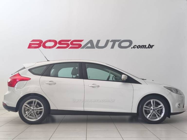 FORD - FOCUS - 2013/2014 - Branca - R$ 49.900,00