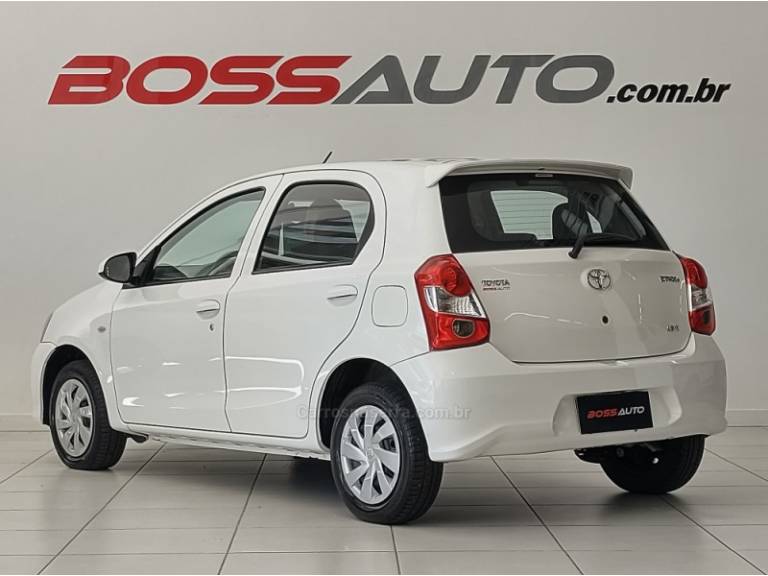 TOYOTA - ETIOS - 2017/2018 - Branca - R$ 59.800,00