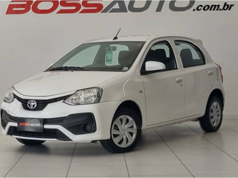 TOYOTA - ETIOS - 2017/2018 - Branca - R$ 59.800,00