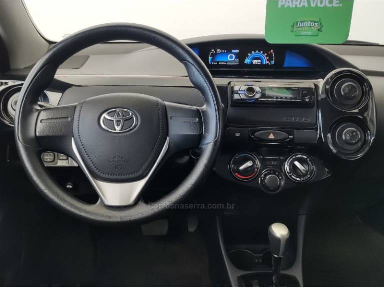 TOYOTA - ETIOS - 2017/2018 - Branca - R$ 59.800,00